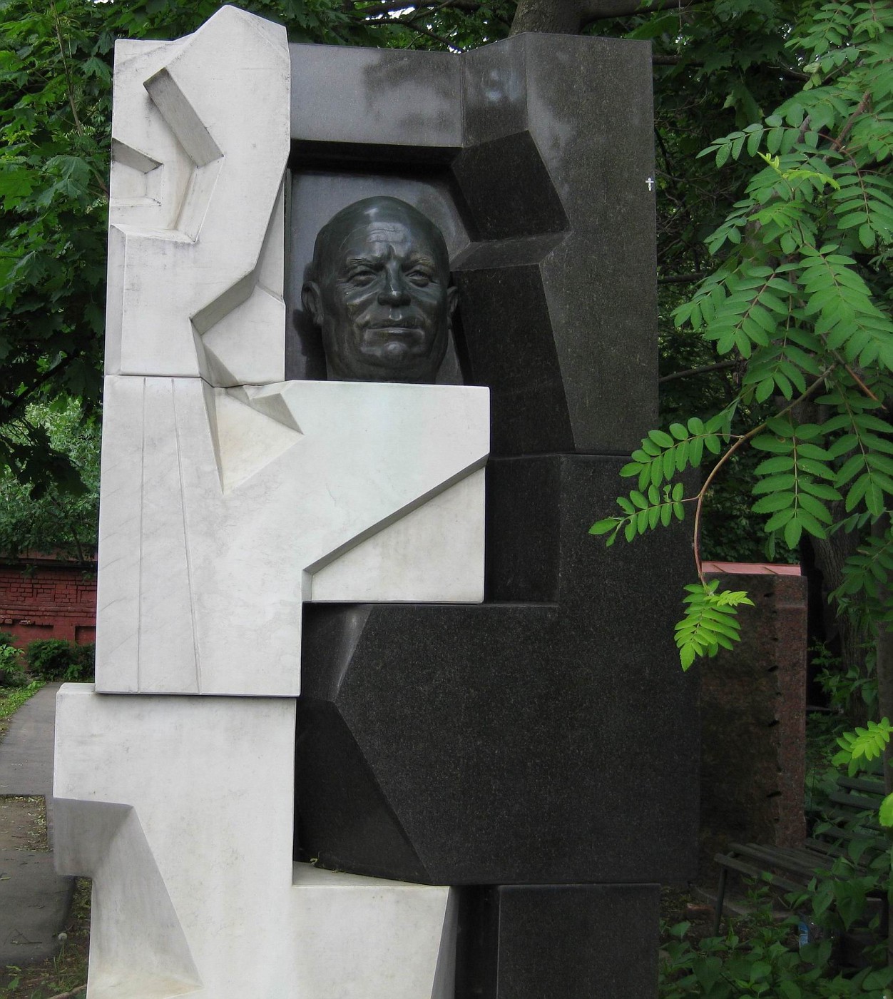 Памятник на могиле Хрущева Эрнст неизвестный