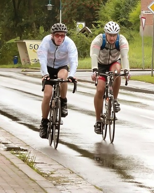 Radmarathonis trotzen Regen, Wind und Kälte