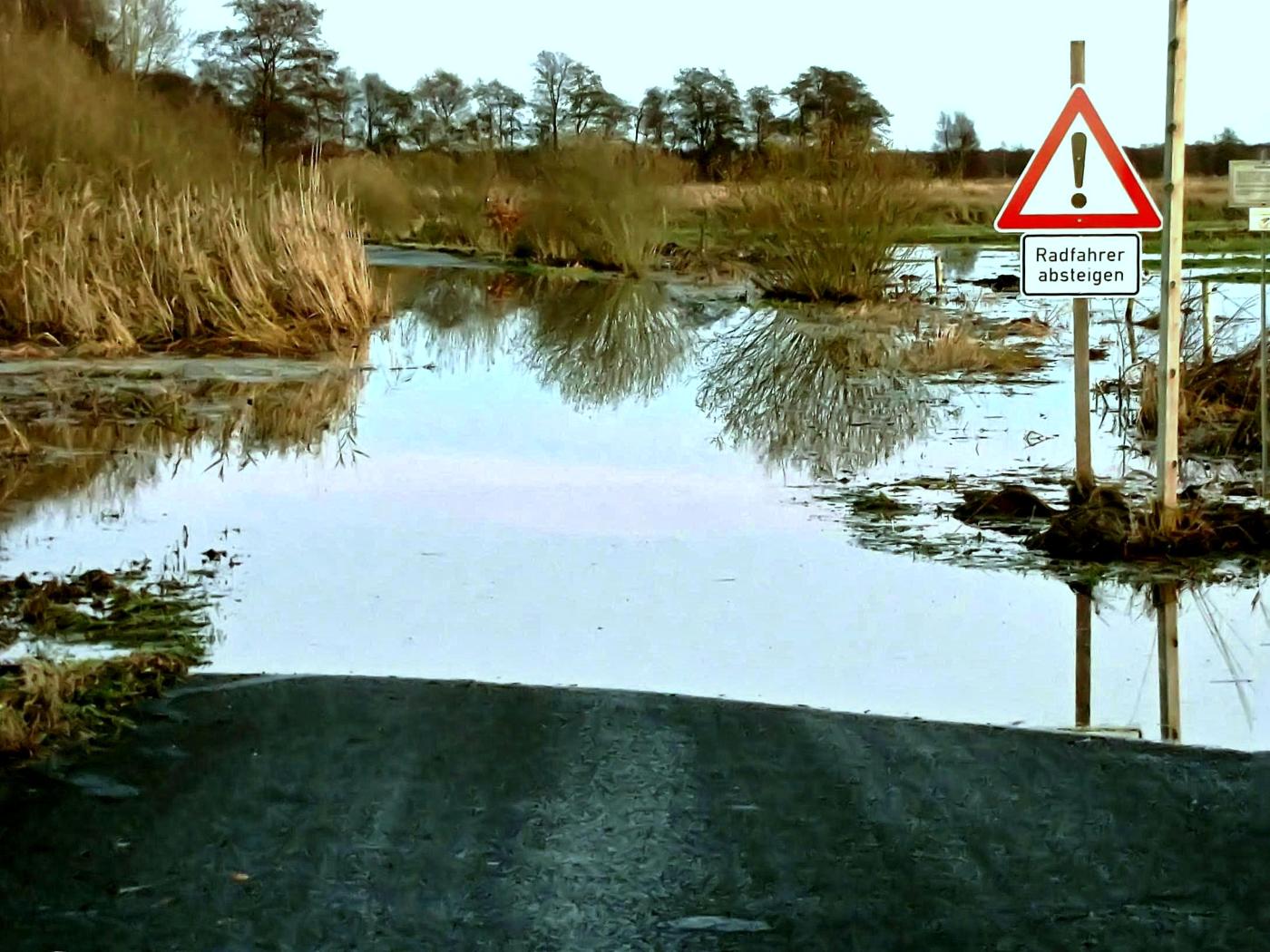 Radfahrer absteigen