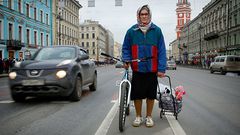 VIDEO: Бабушка на велосипеде в СПб