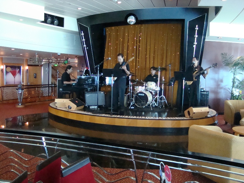 Photo Viking Crown Lounge Freedom of the Seas Aug 2009 album Radio