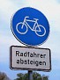 Radweg! ...aber nur für selbstfahrende Fahrräder ohne Radfahrer! :o)