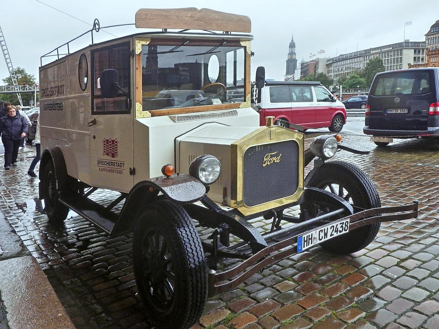 Oldtimer Lieferwagen der Kaffeerösterei Speicherstadt