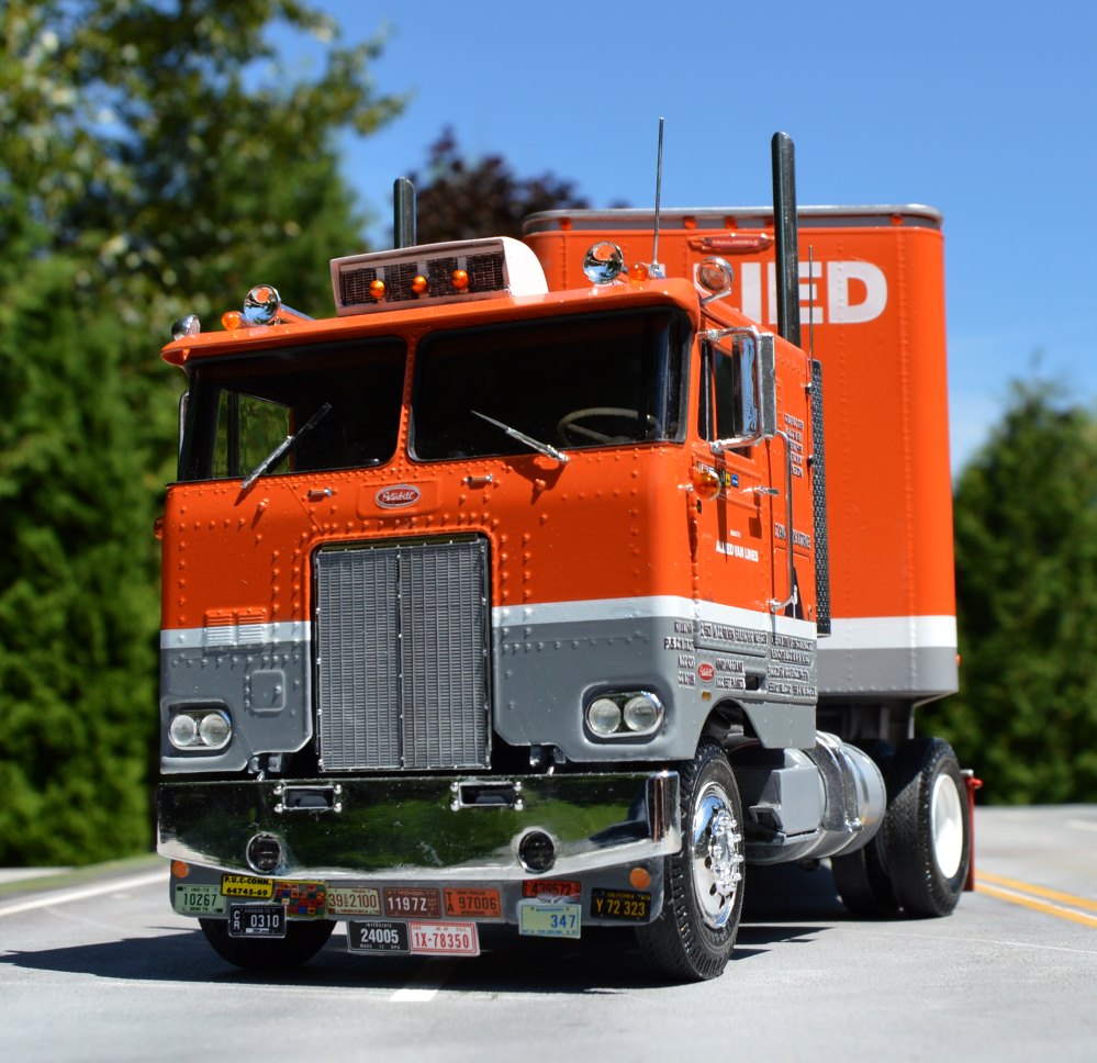 PETER LEWIS作 Peterbilt 362 Single Axle Truck - 3D Model by Veaceslav