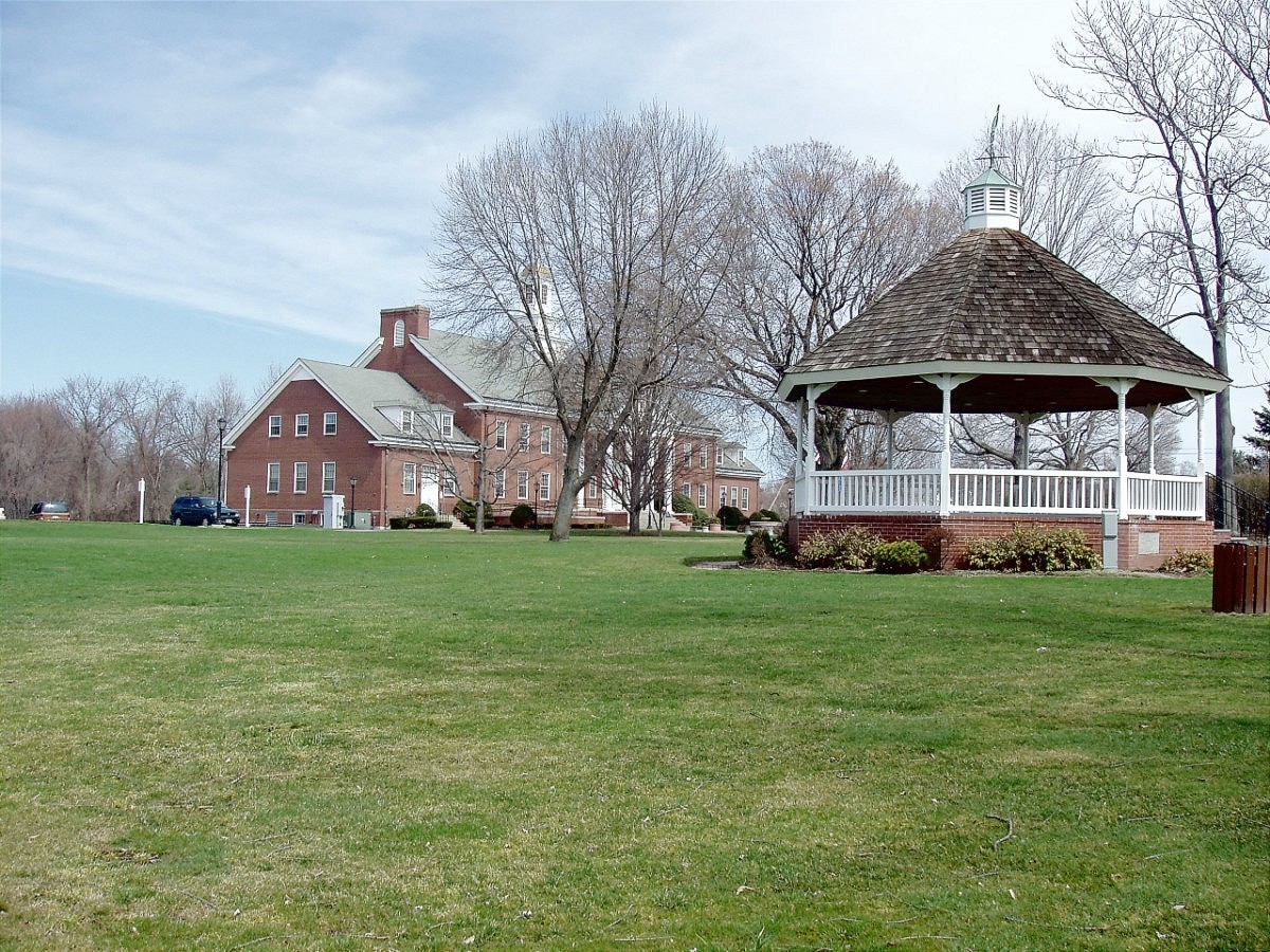 Photo THOMPSONVILLE ENFIELD TOWN GREEN 02.jpg ENFIELD HAZARDVILLE THOMPSONVILLE, CT