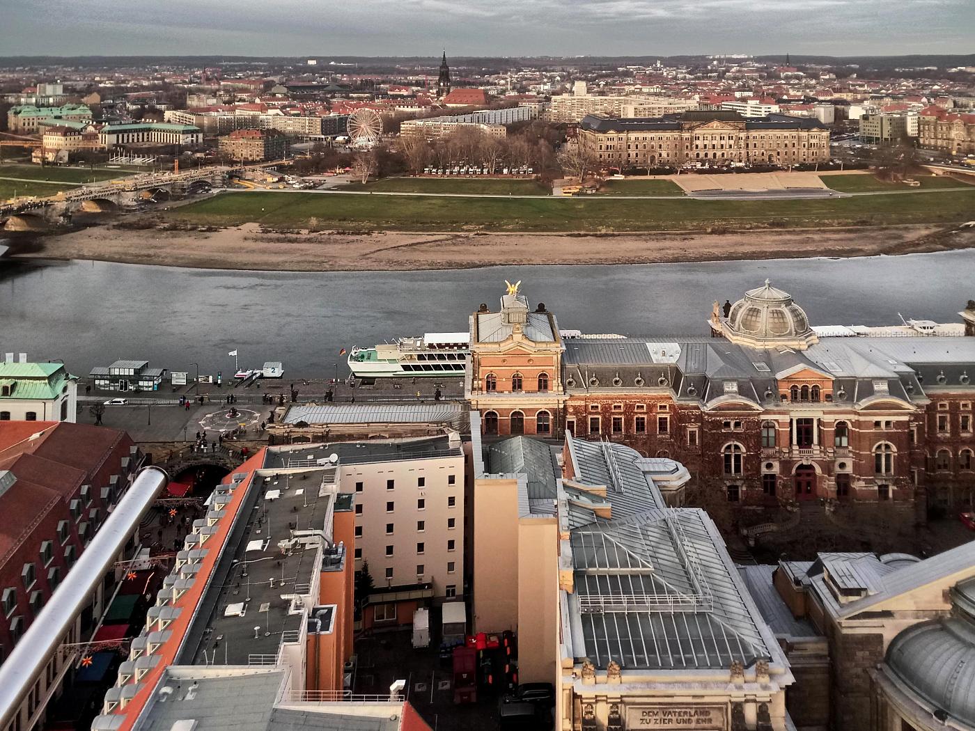 Blick von der Frauenkirche auf die Hochschule für Bildende Künste