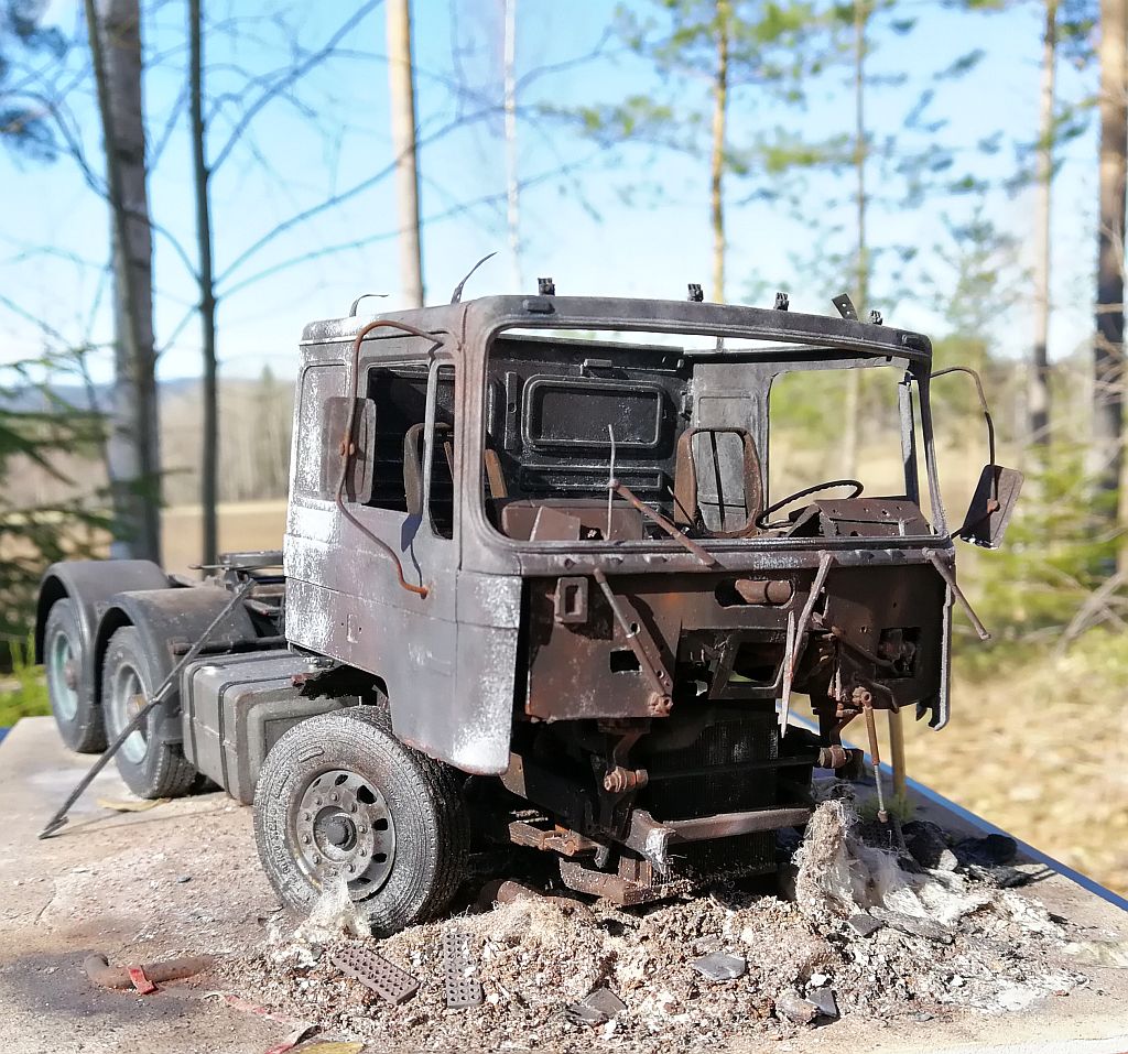 MAN burnt-out-cab outside photo