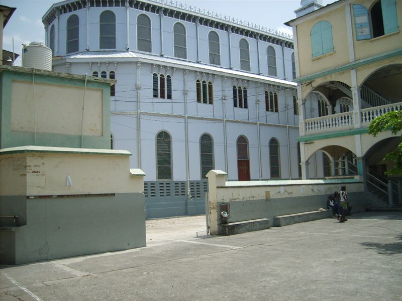 Photo Eglise St Louis de Gonzague à la rue du centre. St. Louis de