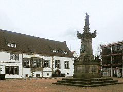 Marktplatz mit Franz-Hausmann-Denkmal
