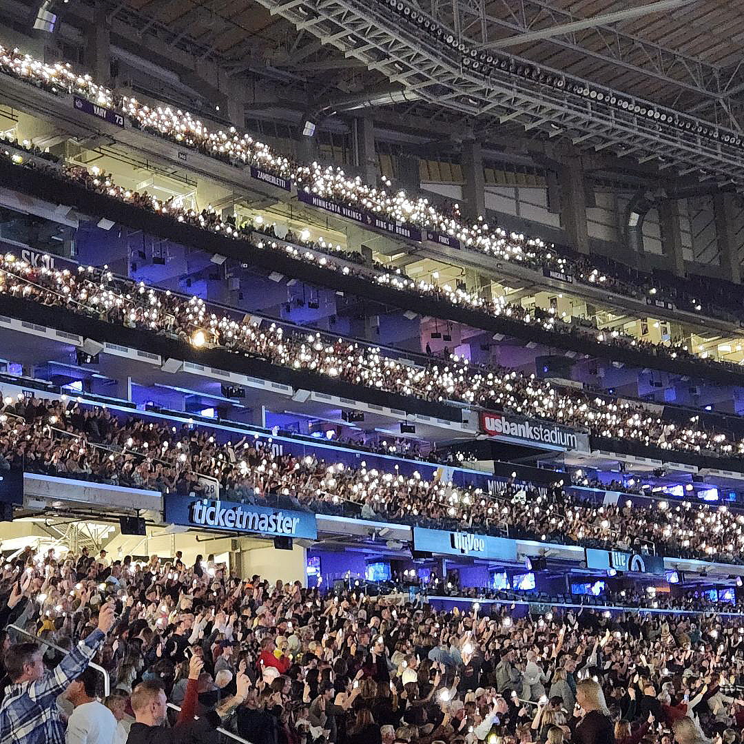 Photo Sellout Crowd of 56,000 at U.S. Bank Stadium applaud at the