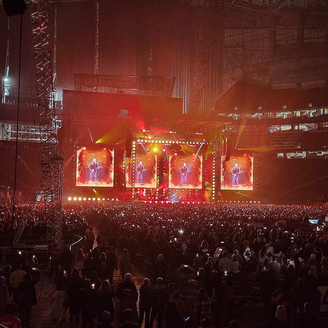 Photo Billy Joel Sings his Hit Song "Big Shot" at a Minneapolis