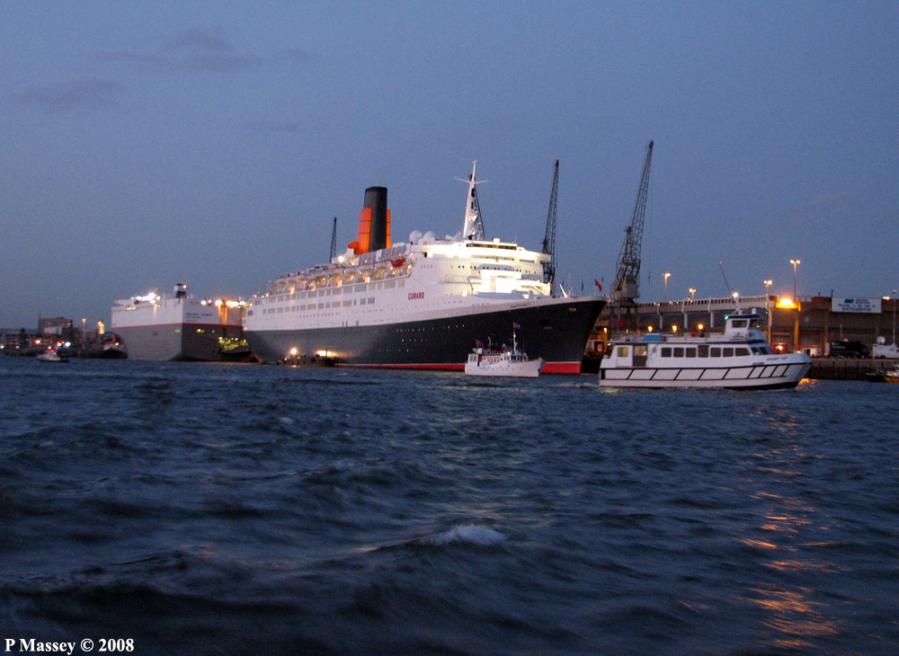 Photo: QE2 & SOLENT CAT | QUEEN ELIZABETH 2 alongside the QE II ...