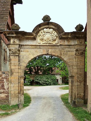 Tor zum Schlosshof Wehrden